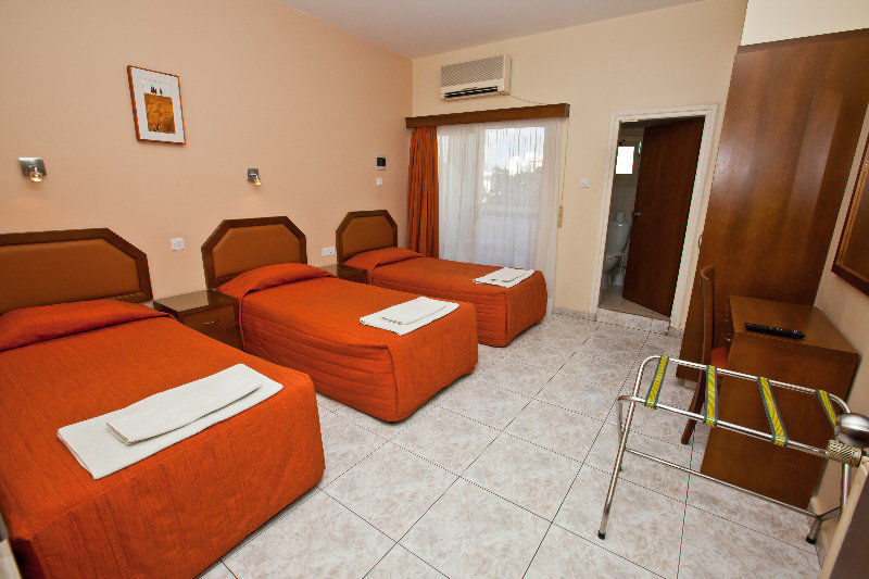 Pyramos Hotel Paphos ภายนอก รูปภาพ
