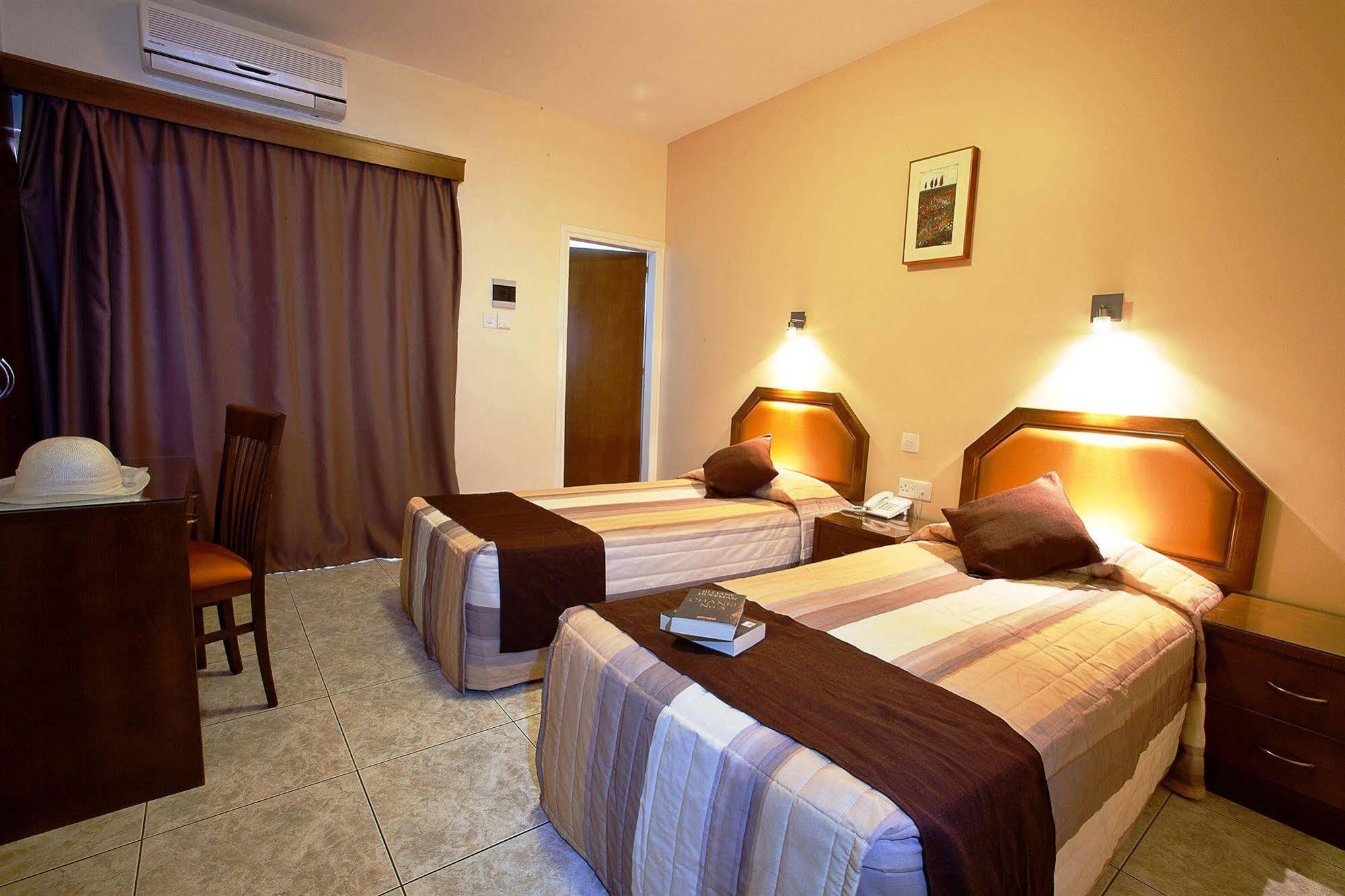 Pyramos Hotel Paphos ภายนอก รูปภาพ