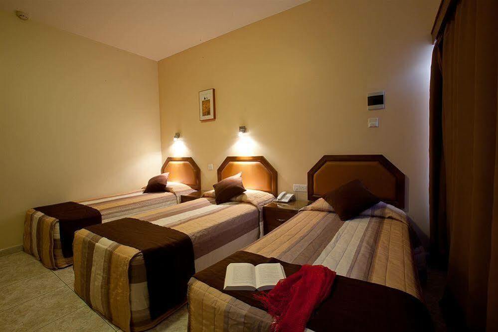 Pyramos Hotel Paphos ภายนอก รูปภาพ